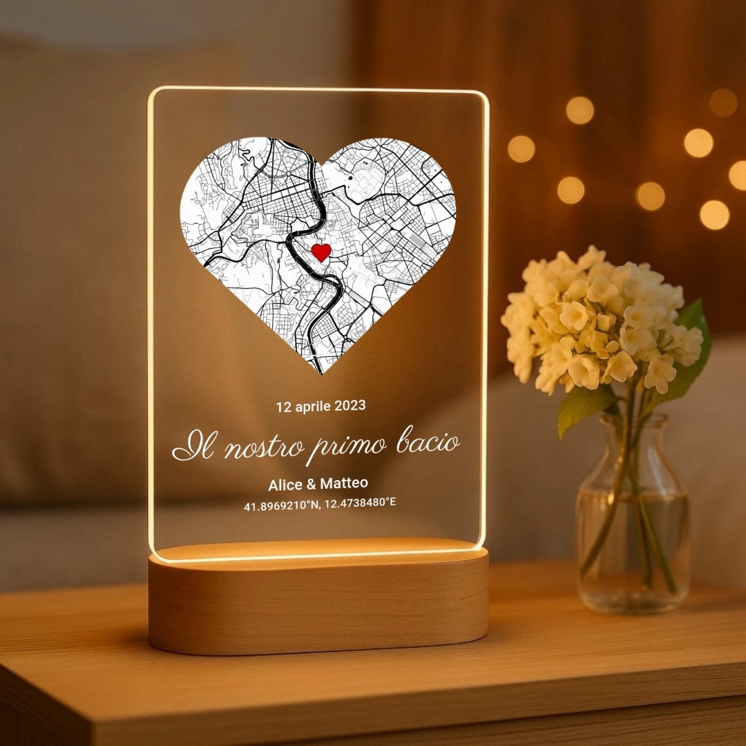 Il nostro primo bacio – Luce notturna personalizzata con base LED in legno (14×20)