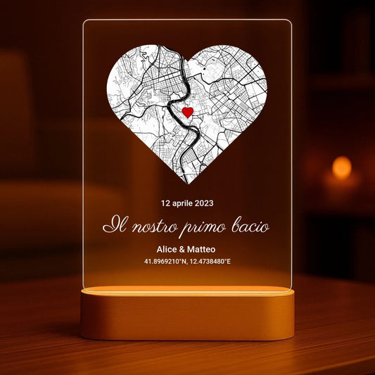 Il nostro primo bacio – Luce notturna personalizzata con base LED in legno (14×20)