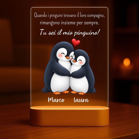 Quando i pinguini trovano il loro compagno – Luce notturna personalizzata con base LED in legno (14x20)